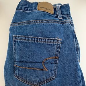 AMERICAN EAGLE HIGH WAISTED MOM JEANS